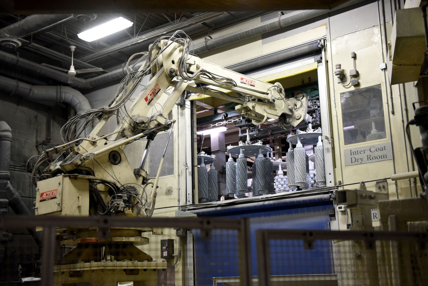 Robot places coated parts in a dryer